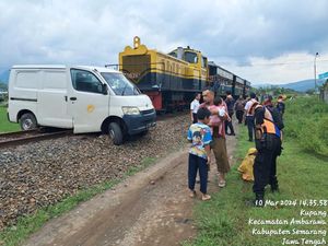 Mobil Tertabrak Kereta Wisata di Ambarawa, Penumpang Luka Ringan Mobil Tertabrak Kereta Wisata di Ambarawa, Penumpang Luka Ringan