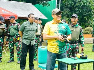 Momen Bamsoet Latihan Menembak Bareng Danjen Kopassus