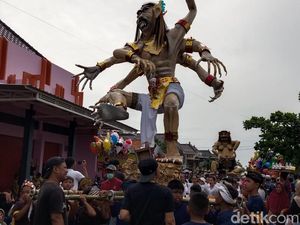 Melihat Pawai Ogoh-ogoh di Desa Pancasila Lamongan Melihat Pawai Ogoh-ogoh di Desa Pancasila Lamongan