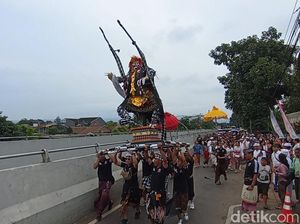 Nuansa Bali di Cimahi Saat Ogoh-ogoh Diarak Jelang Nyepi