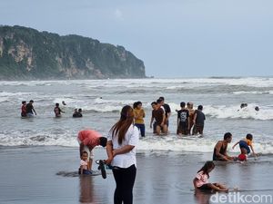 Akibat Nekat, 3 Wisatawan Jakarta Terseret Ombak Pantai Parangtritis Akibat Nekat, 3 Wisatawan Jakarta Terseret Ombak Pantai Parangtritis