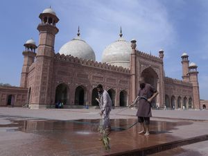 Warga Pakistan Bersih-bersih Masjid Jelang Ramadan