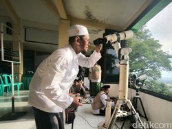 Terhalang Mendung, Hilal Tak Terlihat di Bukit Condrodipo Gresik