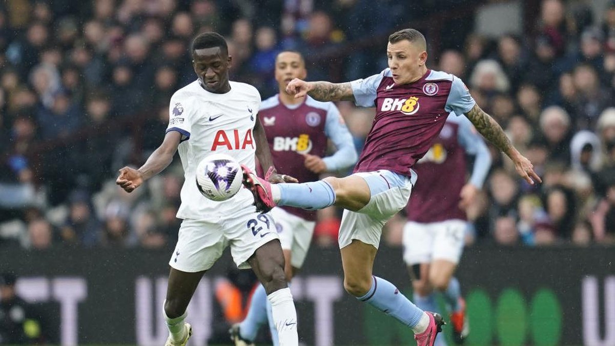Pape Matar Sarr (kiri) berebut bola dengan Lucas Digne. Foto: PA Images via Getty Images/Nick Potts - PA Images