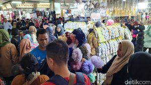 Pasar Tanah Abang Membludak
