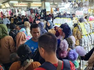 Pasar Tanah Abang Membludak