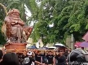 Warga Bali di Kupang Arak 12 Ogoh-Ogoh di Tengah Guyuran Hujan