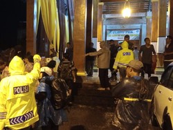 Puluhan Wisatawan Rustic Market Pacet Dievakuasi Usai Banjir Luapan Sungai