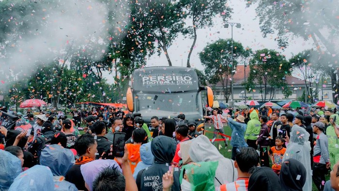 Persibo Bojonegoro mendapatkan hadiah bus.