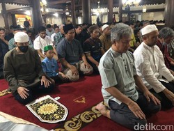Doa Kamilin Setelah Salat Tarawih: Tulisan Arab, Latin dan Terjemah