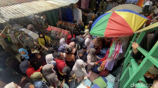 Suasana di Pasar Tanah Abang, Minggu (10/3/2024). (Devi/detikcom)