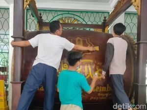 Warga Gotong Royong Bersihkan Masjid Agung Palembang Sambut Ramadan