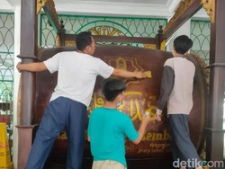 Warga Gotong Royong Bersihkan Masjid Agung Palembang Sambut Ramadan