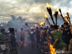 Dua Kampung Perang Api Jelang Nyepi di Mataram untuk Tolak Bala
