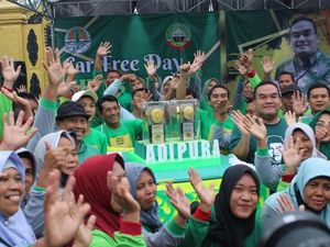 Piala Adipura Kota Kecil Terbersih Diarak Keliling Alun-alun Blora Piala Adipura Kota Kecil Terbersih Diarak Keliling Alun-alun Blora