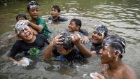 Potret Keramas Massal di Sungai Cisadane Jalang Ramadan