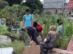 Jelang Ramadan, Warga Ramai-ramai Nyekar Makam di Jambi