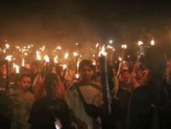 Ribuan Warga Mentok Ramaikan Pawai Obor Jelang Ramadan
