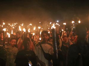 Ribuan Warga Mentok Ramaikan Pawai Obor Jelang Ramadan Ribuan Warga Mentok Ramaikan Pawai Obor Jelang Ramadan