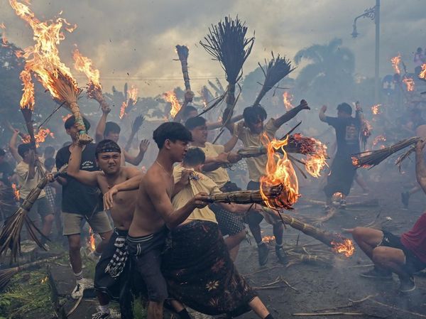 Lihat Lagi Tradisi Perang Api Jelang Nyepi di Lombok