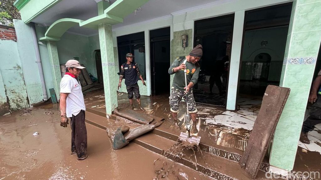 Banjir di Mojokerto Surut, Warga Bersihkan Lumpur Banjir di Mojokerto Surut, Warga Bersihkan Lumpur