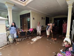 Banjir Imbas Jebolnya Tanggul Sungai Brangkal Surut, Warga Bersihkan Lumpur Banjir Imbas Jebolnya Tanggul Sungai Brangkal Surut, Warga Bersihkan Lumpur