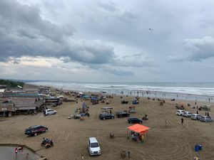 Sambut Ramadan, Warga Lebak Jalani Tradisi Munggahan di Pantai Bagedur