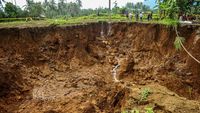 Jalan Antardesa di Pandeglang Ambles