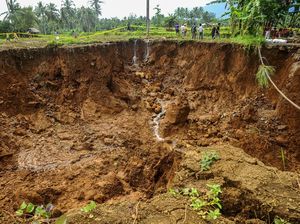 Jalan Antardesa di Pandeglang Ambles
