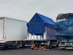 Penampakan Sopir dan Kenek Truk Antre di Ketapang saat Libur Nyepi