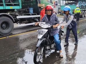 Sejumlah Roda Dua Mogok Dampak Banjir di Pantura Rejoso Pasuruan Sejumlah Roda Dua Mogok Dampak Banjir di Pantura Rejoso Pasuruan