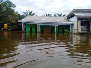 Banjir Rendam Rumah Warga 5 Dusun di Mamuju Tengah, 30 KK Terdampak Banjir Rendam Rumah Warga 5 Dusun di Mamuju Tengah, 30 KK Terdampak