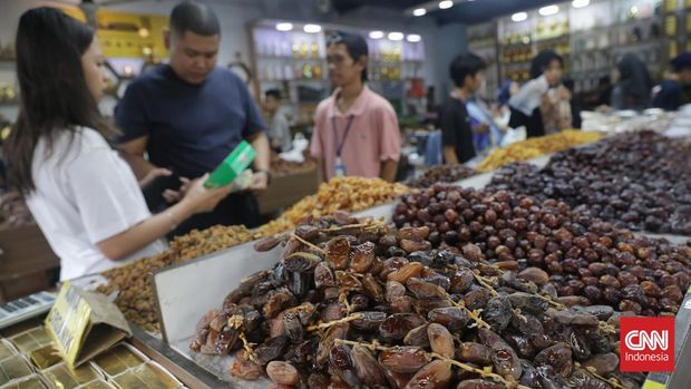 Warga membeli ragam kurma di salah satu toko kurma di kawasan Tanah Abang, Senin, 11 Maret 2024. H-1 Ramadan, penjualan kurma ramai didatangi warga. (CNN Indonesia/Safir Makki)