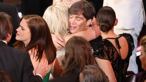 Momen Cillian Murphy Dipeluk Hangat Tim Oppenheimer di Oscar
