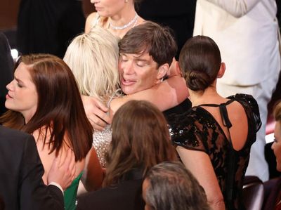 Momen Cillian Murphy Dipeluk Hangat Tim Oppenheimer di Oscar