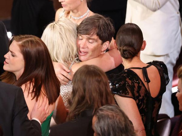 Momen Cillian Murphy Dipeluk Hangat Tim Oppenheimer di Oscar