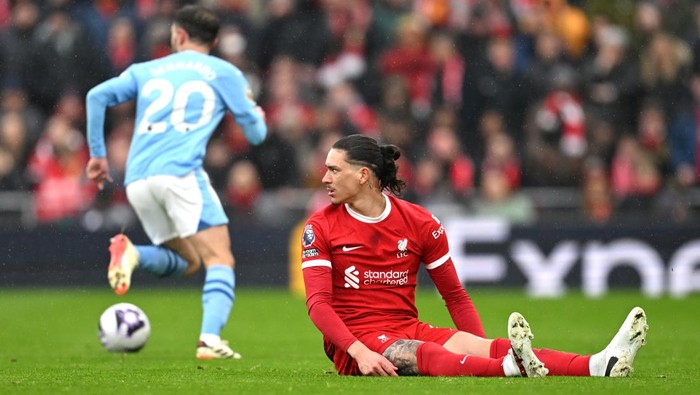 LIVERPOOL, ENGLAND - MARCH 10: Darwin Nunez of Liverpool reacts as Bernardo Silva of Manchester City (obscured) breaks with the ball during the Premier League match between Liverpool FC and Manchester City at Anfield on March 10, 2024 in Liverpool, England. (Photo by Michael Regan/Getty Images)