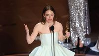 8 Gaya Emma Stone Raih Piala Oscars 2024, Resleting Gaun Mendadak Rusak