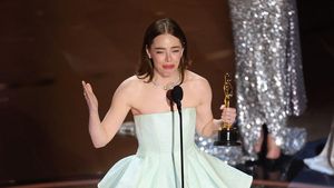8 Gaya Emma Stone Raih Piala Oscars 2024, Resleting Gaun Mendadak Rusak