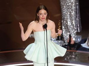 8 Gaya Emma Stone Raih Piala Oscars 2024, Resleting Gaun Mendadak Rusak 8 Gaya Emma Stone Raih Piala Oscars 2024, Resleting Gaun Mendadak Rusak