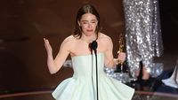 Emma Stone Mewek di Atas Panggung Oscar