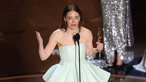 Emma Stone Mewek di Atas Panggung Oscar