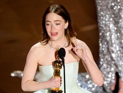 Emma Stone Menangis Terima Piala Oscar Kedua Lewat Poor Things