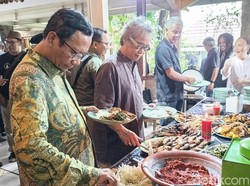 Ganjar-Mahfud Makan Siang Bersama Seniman di Rumah Butet Kartaredjasa