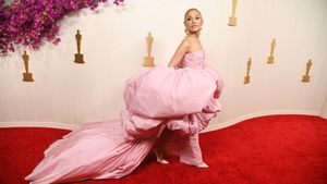 10 Artis Berbusana Terbaik di Oscars 2024, Ariana Grande Tampil Dramatis