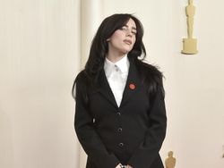 Gaya Selebriti Dunia Dukung Gaza di Oscars 2024, Kompak Pakai Pin Merah