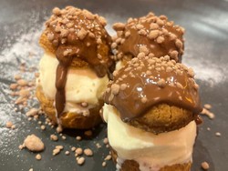 Cewek Kue! Di Gerai Cokelat Terbaru Ini Ada Beragam Dessert Cokelat Lezat