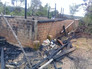 Gubuk Tempat Siswi SMP di Lampung Disekap-Diperkosa 10 Remaja Dibakar Warga Gubuk Tempat Siswi SMP di Lampung Disekap-Diperkosa 10 Remaja Dibakar Warga