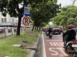 Warga Keluhkan Halte Bus yang Kurang Layak di Surabaya