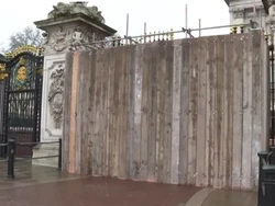 Pria Ini Tabrak Gerbang Istana Buckingham